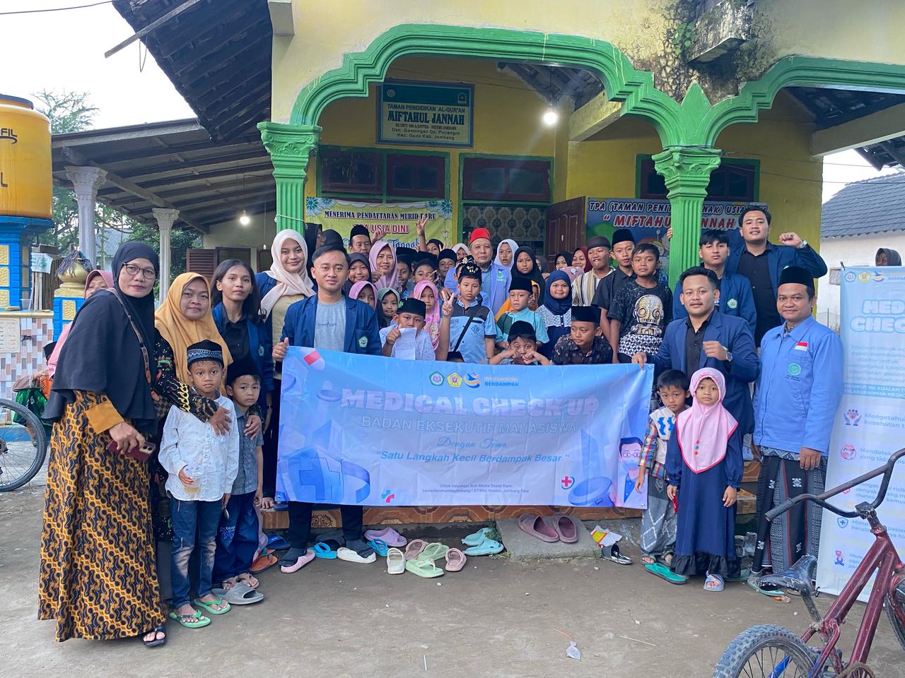 Aksi Peduli. BEM STIKes Husada Jombang Adakan Bakti Sosial di TPQ Miftahul Jannah